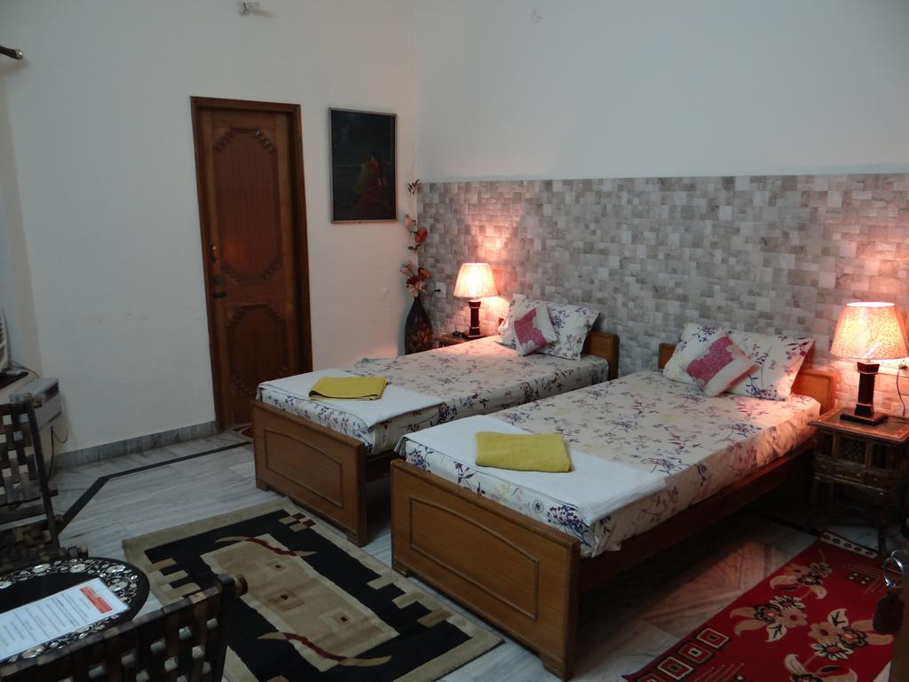 N.Homestay Agra  Rum bild